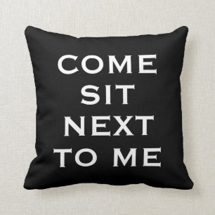 Svart och vit KOM-SIDAN NÄSTA TILL ME-text Kudde