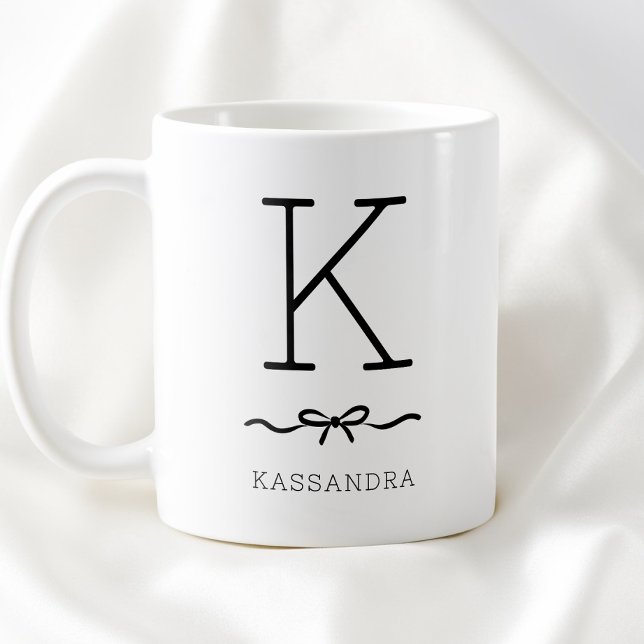 Svart och vit minimalistisk typografi Bow Monogram Kaffemugg (Black and White Minimalist Typography Bow Monogram Coffee Mug)