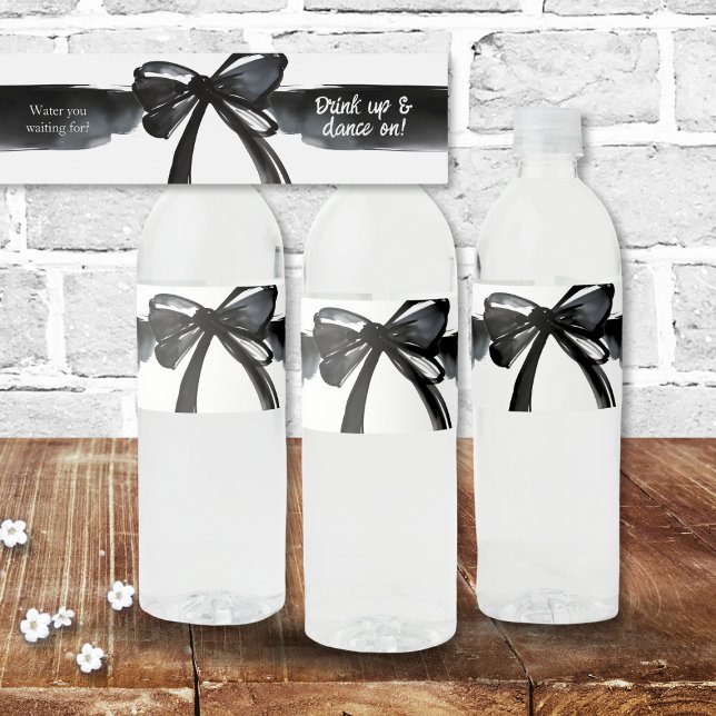 Svart och vit modern Bow Vatten du väntar på? Vattenflaskor Etikett (Black white watercolor ribbon bow water bottle labels wedding bar decor ceremony trendy chic elegant)