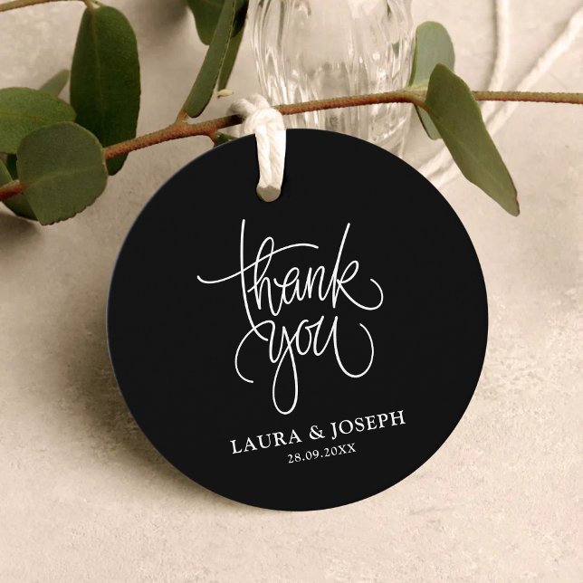 Svart och Vit Modern Elegans Bröllop Tack Kort Gåvor Etiketter (Black and white modern thank you tags add elegant charm while personalizing wedding favors.)