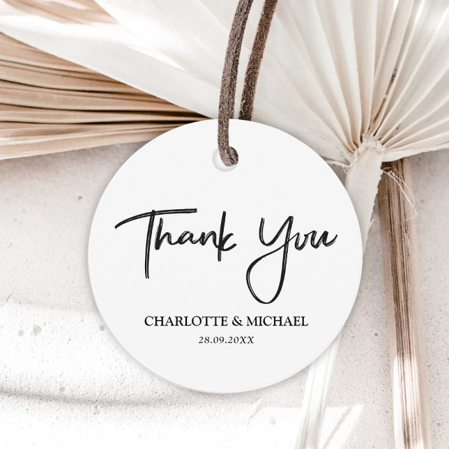 Svart och Vit Modern Elegans Bröllop Tacksamhet Gåvor Etiketter (Black and white modern thank you tags add timeless elegance while personalizing wedding favors.)