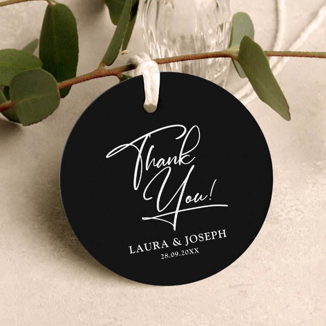 Svart och Vit Modern Elegans Bröllop Tacksamhet Gåvor Etiketter (Black and white modern elegance tags add a polished touch while personalizing thank you favors.)