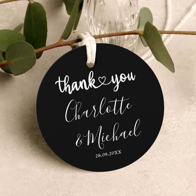 Svart och Vit Modern Elegans Bröllop Tacksamhet Gåvor Etiketter (Black and white modern elegance tags add a polished touch while personalizing wedding favors.)