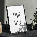 Svart och vit, modern minimalistisk bröllop bordsnummer<br><div class="desc">Svartvit,  enkelt modernt,  minimalistiskt typografi av bordsnumret bröllop. Lämpligt för födelsedag,  årsdag och andra party.</div>