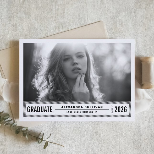 Svart och vit modern randig fotoutbildningsexamen inbjudningar (Customizable photo graduation invitation featuring modern typography. )