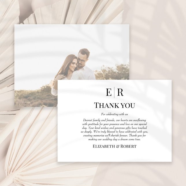 Svart och Vit Monogram Anpassad Foto Bröllop Tack Kort (Black and White Monogram Custom Photo Wedding Thank You Card on a sunny white dry palm leaf.)
