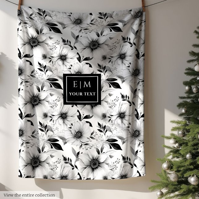Svart och vit monogram med charm fleecefilt (Monogramed black and white blanket with charm)