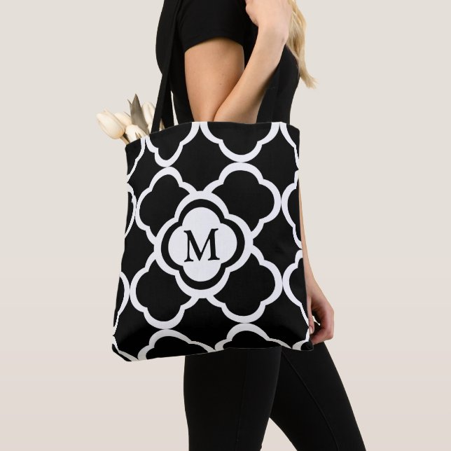 Svart och vit monogrammönster med quatrefoil-detal tygkasse (Närbild)