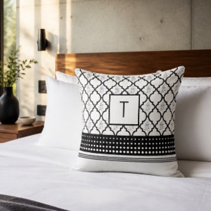Svart och vit mönstrad monogram kudde