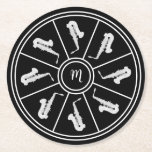Svart och vit motiv med saxofoner och monogram underlägg papper rund<br><div class="desc">Elegant svartvit runda pappra underlägg med saxofoner och ett monogram i mitten. En underbar gåva till en jazz-musikspelare älskare eller en saxofonspelare i ditt liv.</div>