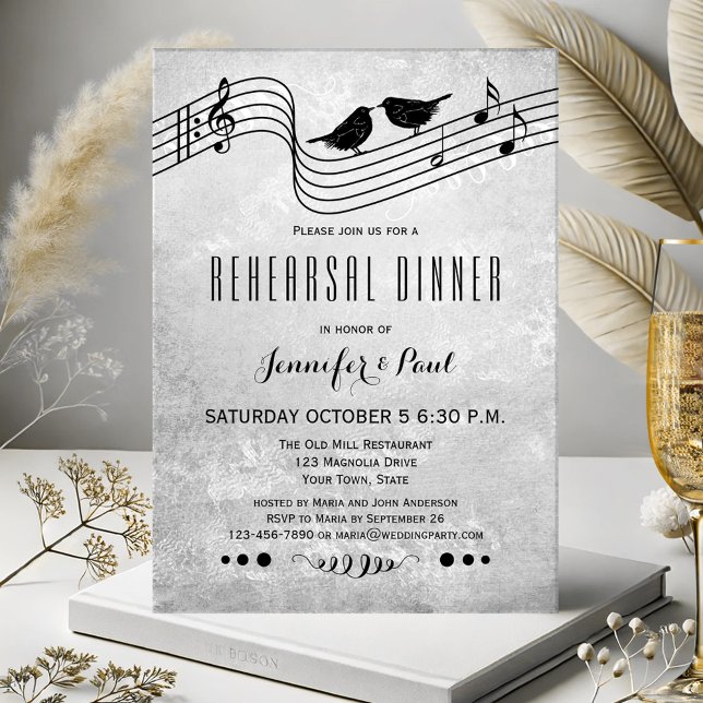Svart och vit musikrepetition - middagsinbjudan inbjudningar (Rehearsal Dinner invitation featuring two love birds singing on wires with musical notes)