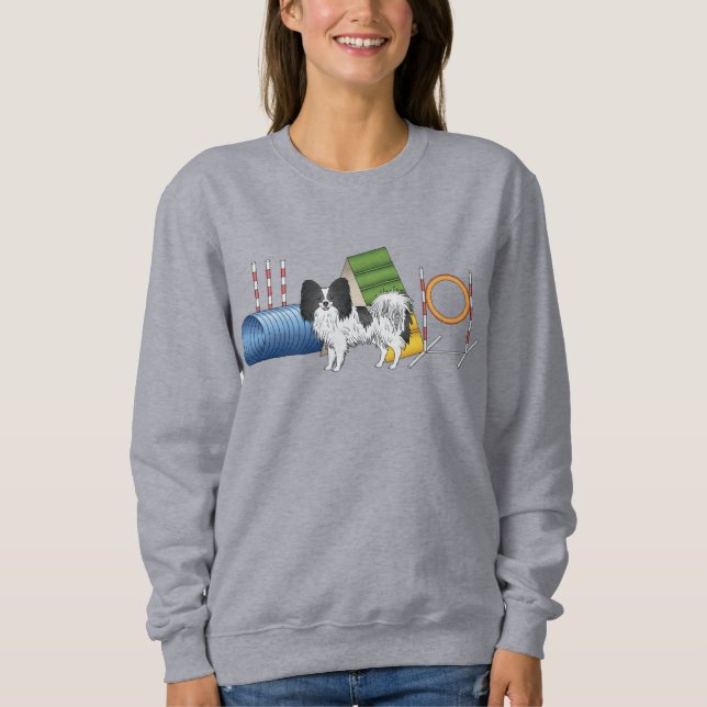 Svart och vit Papillon med agilityutrustning T Shirt (Framsida)