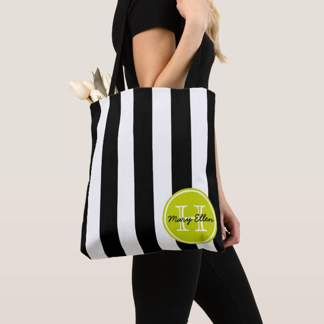 Svart och vit rand med limegrön monogram tygkasse (Närbild)