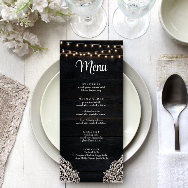Svart och Vit Rustik Elegans Meny Kort (Black and White Rustic Elegance Menu Card on a white wedding table.)