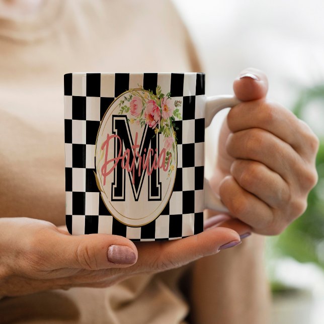 svart och vit rutig rosa blomster monogram kaffemugg (Skapare uppladdad)