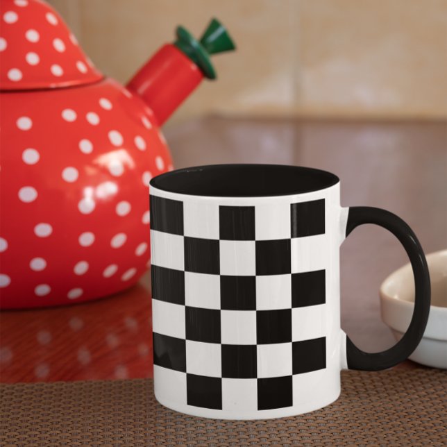 Svart och vit rutigt mönster Två-Tonad mugg (Black and White Check Pattern Two-Tone Coffee Mug)