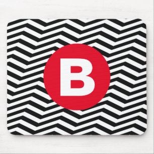 Svart och vit sicksack-mönster röd monogram musmatta