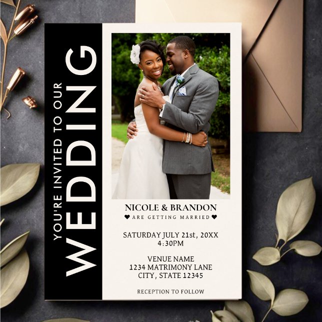 Svart och vit sida, fotfoto Rand Bröllop Inbjudningar (Black & White Side Stripe Photo Wedding Invitation)