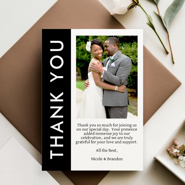 Svart och vit sida, fotfoto Rand Bröllop Tack Kort (Black & White Side Stripe Photo Wedding Thank You Card)