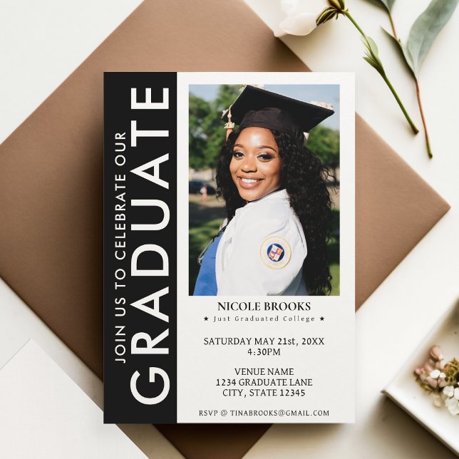 Svart och vit sida, fotfoto Rand Studenten Inbjudningar (Black & White Side Stripe Photo Graduation Invitation)
