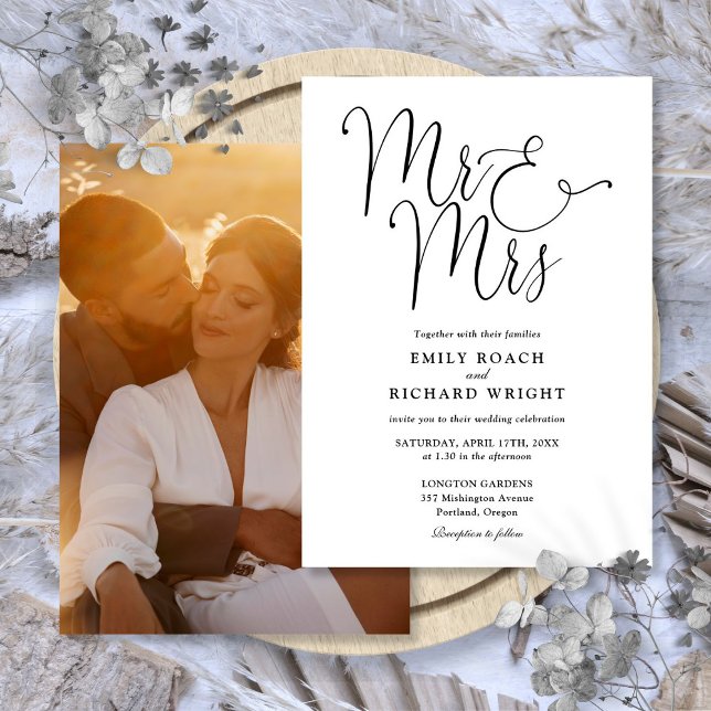 Svart och vit skript Mr och Mrs foto bröllop Inbjudningar (Black And White Script Mr And Mrs Photo Wedding Invitation)