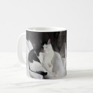 Svart och vit sovande katt/Lägg till ditt husdjurs Kaffemugg