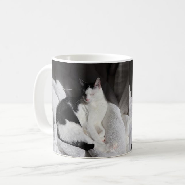 Svart och vit sovande katt/Lägg till ditt husdjurs Kaffemugg (Framsida vänster)