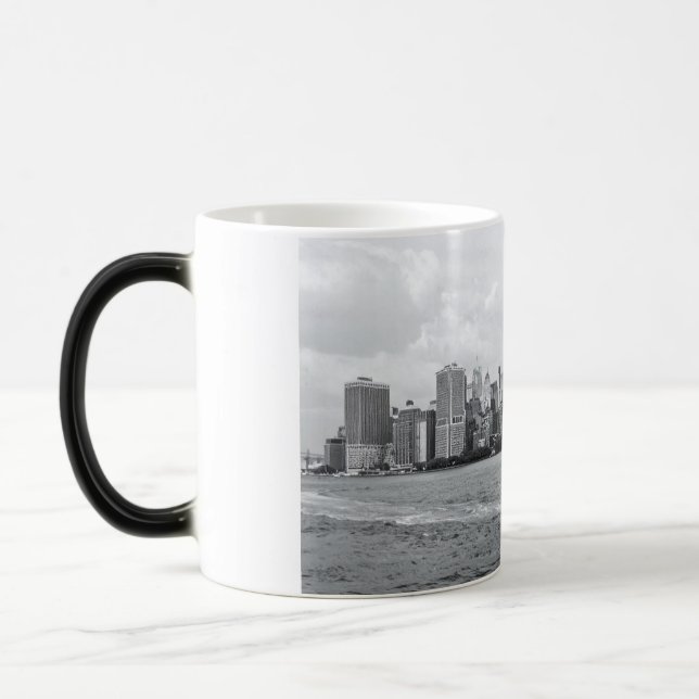 Svart och vit stadsbild magisk mugg (Vänster)