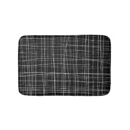 Svart och vit strimlad badrumsmatta