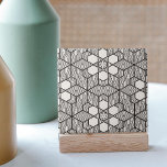 Svart och vit symmetrisk geometrisk mosaik kakelplatta<br><div class="desc">Denna keramiska ruta har en bedövande geometrisk utformning som är både detaljerad och symmetrisk. I det monokromatiska stil finns ett starkt svart linjer som väver och förbinder sig att bilda en rad fängslande mönster. Varje komponent i konstruktionen har ett särskilt mönster som tillför visuell dragningskraft. Formgivningarna är symmetriska, och detaljerat...</div>
