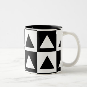 Svart och vit triangelgeometrisk form mönster Två-Tonad mugg