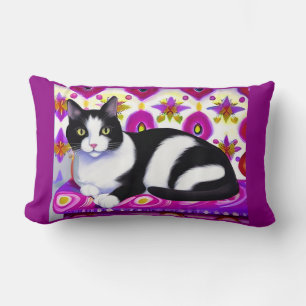 Svart och vit Tuxedo-katt på en kushion Lumbarkudde