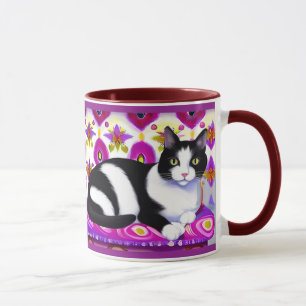 Svart och vit Tuxedo-katt på en kushion Mugg