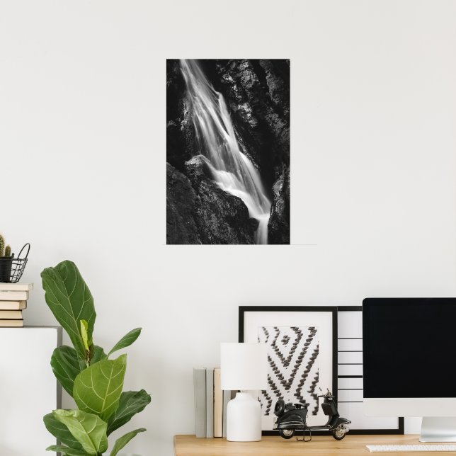 Svart och vit vattenfall i Hell Gorge, Slovenien Poster (Hemmakontoret)