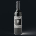 Svart och vit vin-etikett vinflaska etikett<br><div class="desc">Svart och vit tryckt bachelor party Vin-etikett. Elegantens vin-etikett för svart och vitt utskrift. Kolla in resten av samlingen för att se en vacker hemdekanter.</div>