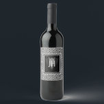 Svart och vit vin-etikett vinflaska etikett<br><div class="desc">Svart och vit tryckt bachelor party Vin-etikett. Elegantens vin-etikett för svart och vitt utskrift. Kolla in resten av samlingen för att se en vacker hemdekanter.</div>