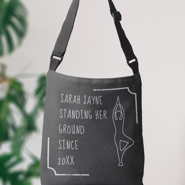 Svart och vit Yoga Pose Disline Chalkboard Axelväska (Add your name & how long you've been standing your own ground to this black and white crossbody bag)