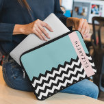 Svart och vit Zigzag, Chevron, Blue, Ditt namn Laptop Fodral<br><div class="desc">Elegant,  snyggt och sofistikerad zigzag (chevron) mönster i svart och vitt färg på blå bakgrund. Modern gåva och trendig,  perfekt för Zigzag älskare i livet. Anpassa genom att lägga till namn,  smeknamn,  monogram eller initialer.</div>