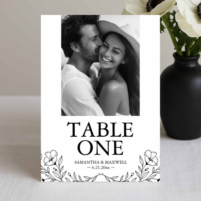Svart och Vita Bröllopsfoto Bord Nummer Kort (Black and white wedding photo table number card with line art by Victoria of Do Tell A Belle)