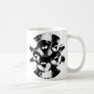 Svart- och vita musikhögtalare i en cirkel kaffemugg