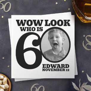 Svart och vitt 60-årsfoto ser vem som är pappersservett