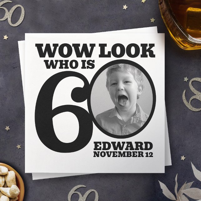 Svart och vitt 60-årsfoto ser vem som är pappersservett (Skapare uppladdad)