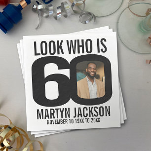 Svart och vitt 60-årsfoto ser vem som är pappersservett