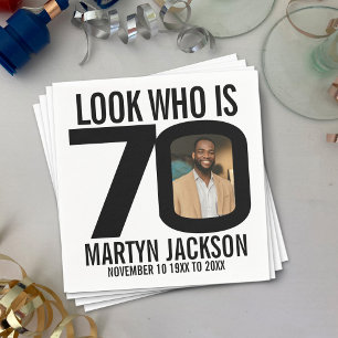 Svart och vitt 70-årsfoto ser vem som är pappersservett