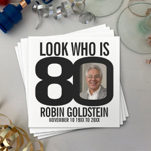 Svart och vitt 80-årsfoto ser vem som är pappersservett