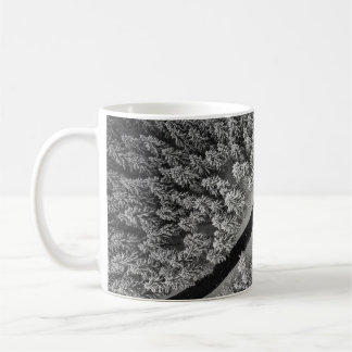 SVART OCH VITT BLOMMIGT MATTA KAFFEMUGG