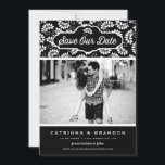 Svart och vitt Blommönster Foto Spara vårt datum Spara Datumet<br><div class="desc">Meddela er bröllop-dejt med anpassadet spara datum meddelande. Det har ett svartvitt blommönster. Anpassa genom att lägga till information. Den här blommigten sparar datumkortet är perfekt för alla bröllop-teman.</div>