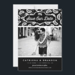 Svart och vitt Blommönster Foto Spara vårt datum Spara Datumet<br><div class="desc">Meddela er bröllop-dejt med anpassadet spara datum meddelande. Det har ett svartvitt blommönster. Anpassa genom att lägga till information. Den här blommigten sparar datumkortet är perfekt för alla bröllop-teman.</div>