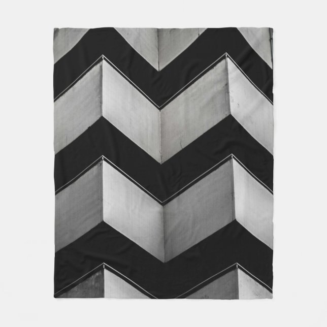SVART OCH VITT CHEVRON TAPET FLEECEFILT (Framsidan)