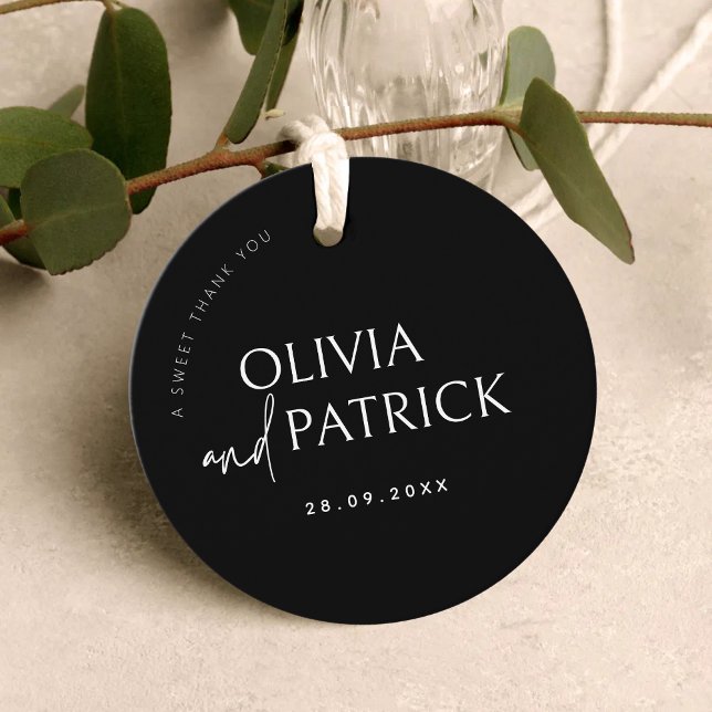 Svart och Vitt Enkelt Modernt Minimalistiskt Bröll Gåvor Etiketter (Black and white minimalist favor tags add a clean, elegant touch to your wedding gifts.)
